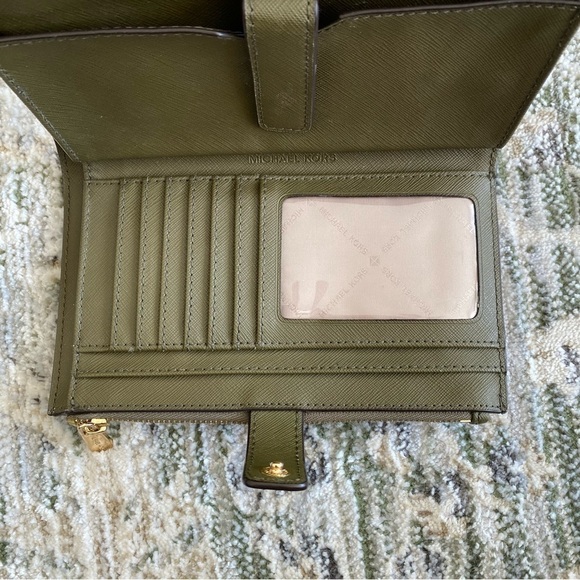 Michael Kors Jet Set double-zip wristlet wallet in duffle green Saffiano leather - Picture 6 of 12